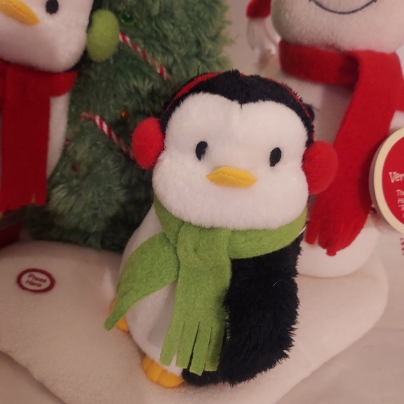 Hallmark Very Merry Trio - Dance and Sign "Rockin' Around The Christmas Tree" - Picture 4 of 16